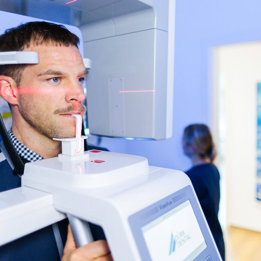 Beratung bei Zahnarzt Dr. Schovenberg zu Zahnimplantaten bei Alsdorf