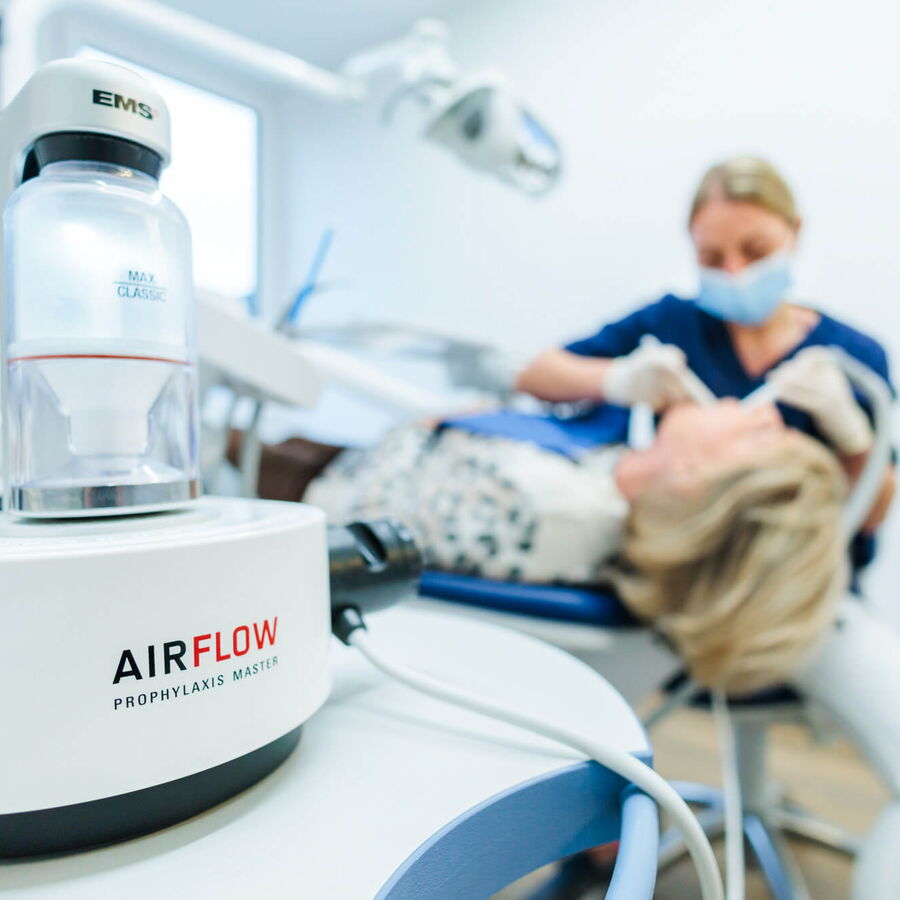 Die Zahnarztpraxis von Zahnarzt Dr. Schovenberg in der Nähe von Linnich bietet Prophylaxe und professionelle Zahnreinigung.